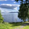 Midsommar i Sverige, grönt gräs, blå himmel, vatten och fjäll. Perfekt för att använda produkter från By Lyko Lovables midsummer picnic - summer edition 2023